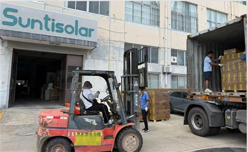 Deux conteneurs de lampadaires solaires et de poteaux expédiés à Pangasinan, ...